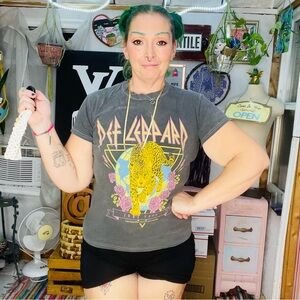 Def Leopard Gray and Yellow Short Sleeve Tee Size XSmall